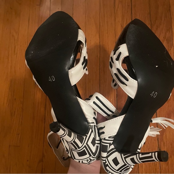 Like New Black and White High Heel Pointed Toe Shoes - Picture 3 of 3